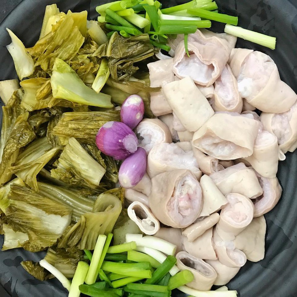 nguyên liệu làm lòng heo xào cải chua