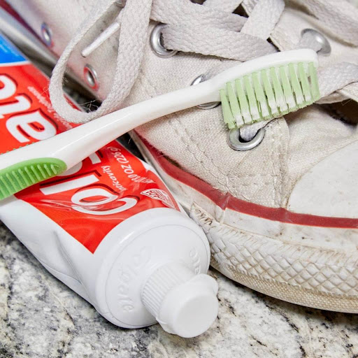 cách giặt giày trắng bị ố vàng với kem đánh răng