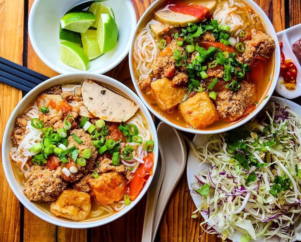 Ăn sạch 10 quán bún riêu ngon Hà Nội đông khách 