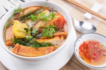 Cách nấu bún chả cá thác lác thanh ngọt chuẩn vị Nha Trang