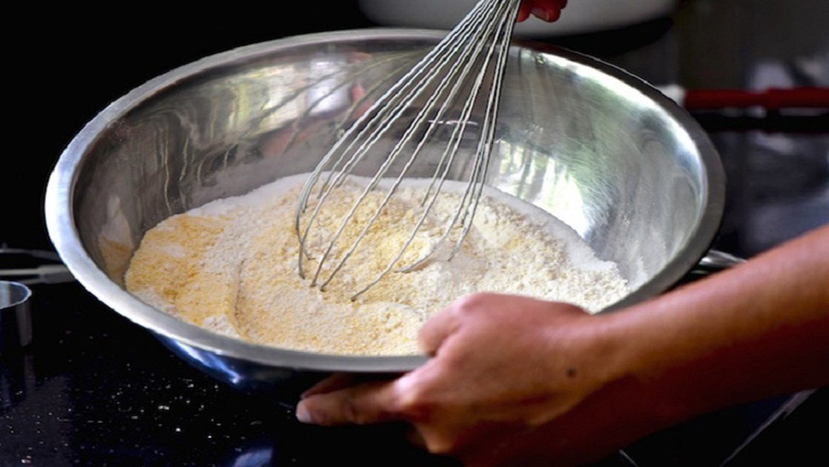 trộn bột làm bánh crepe xoài