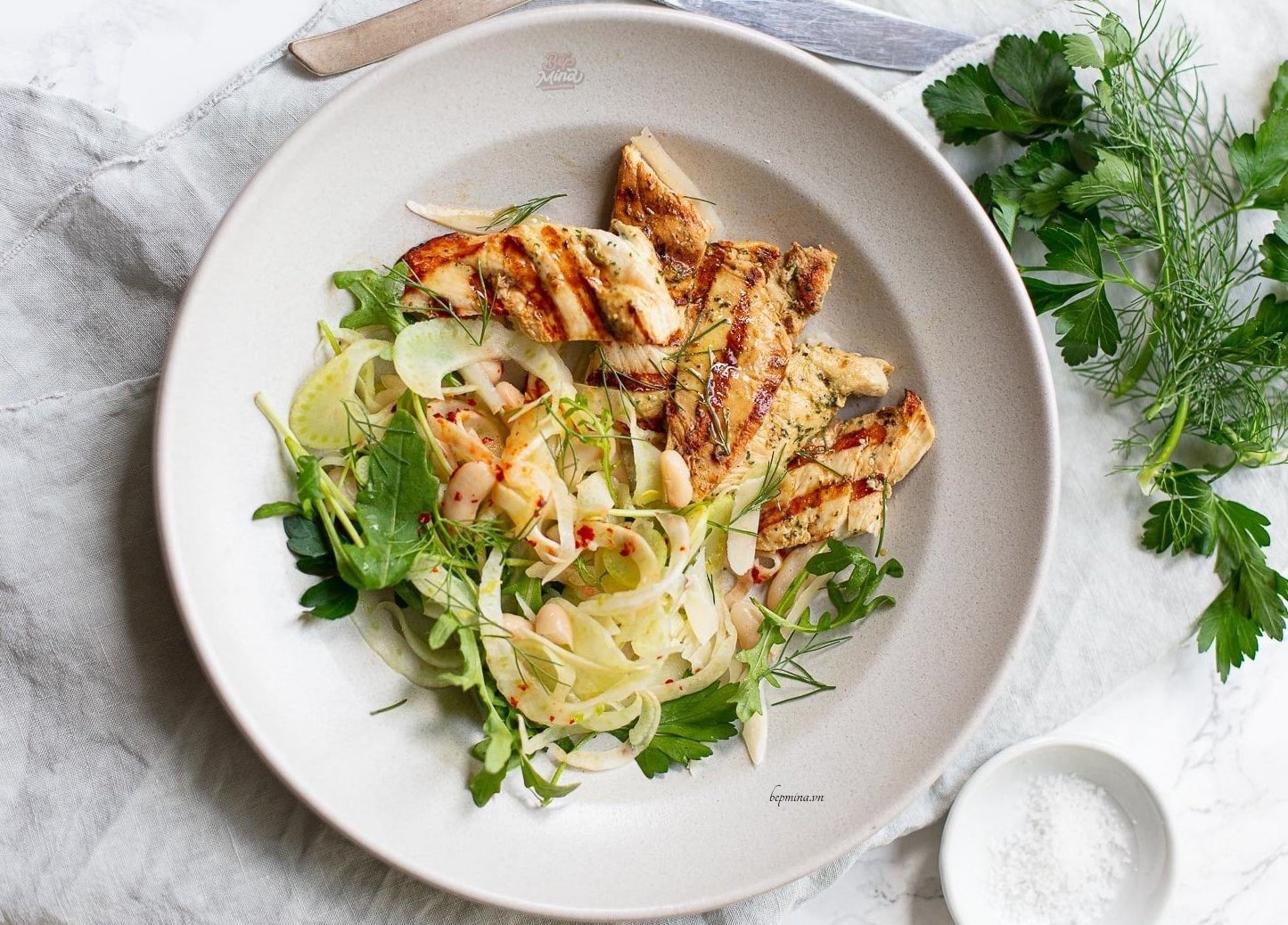 Có thể thay thế ức gà bằng loại thịt nào khác để làm salad giảm cân?
