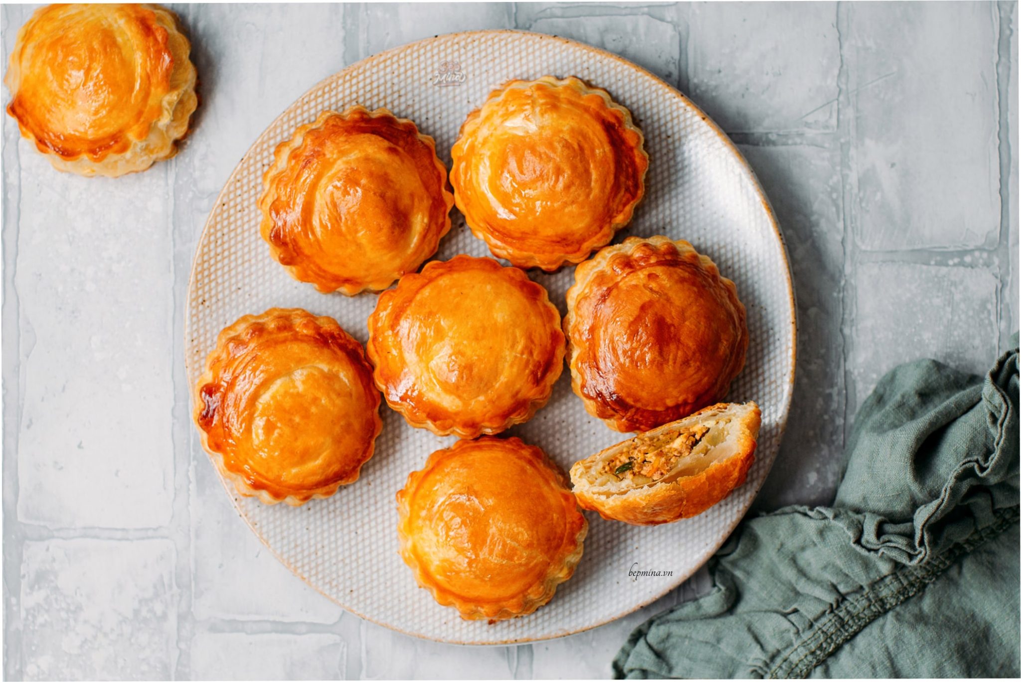 Cách làm bánh Pateso Pate Chaud ngàn lớp nhân thịt ngon nức