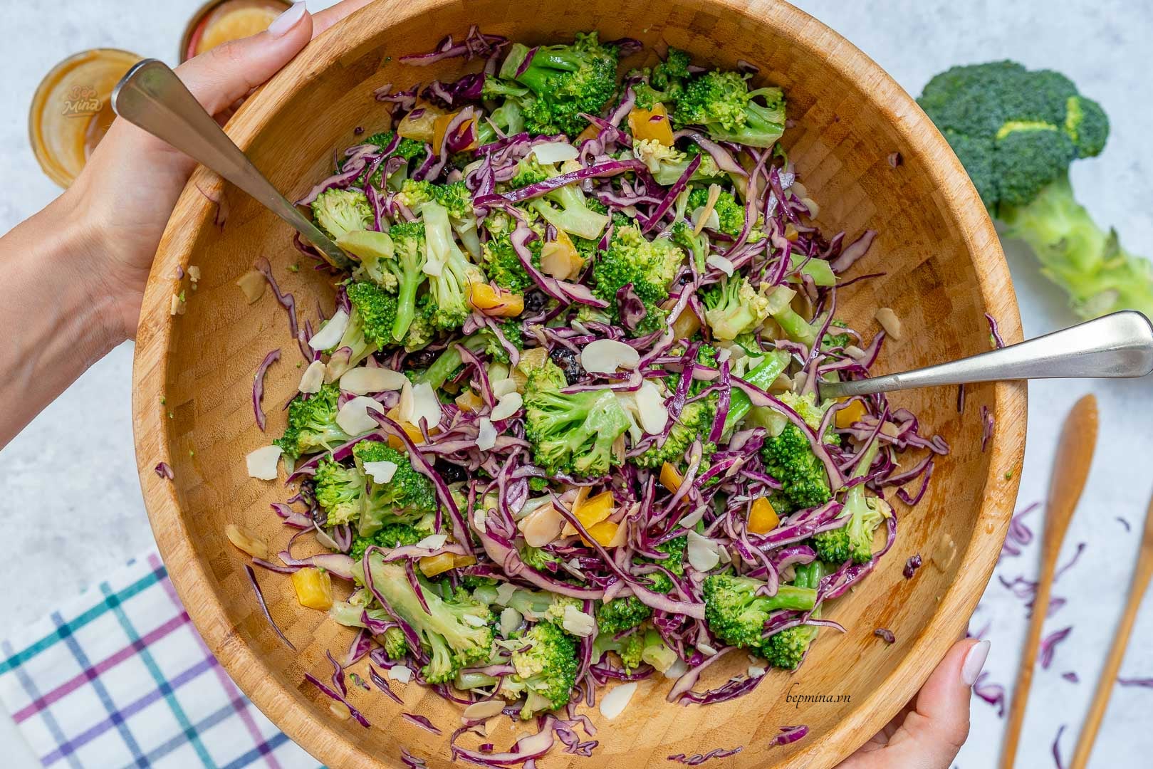 Làm thế nào để trộn đều hỗn hợp salad bắp cải tím?
