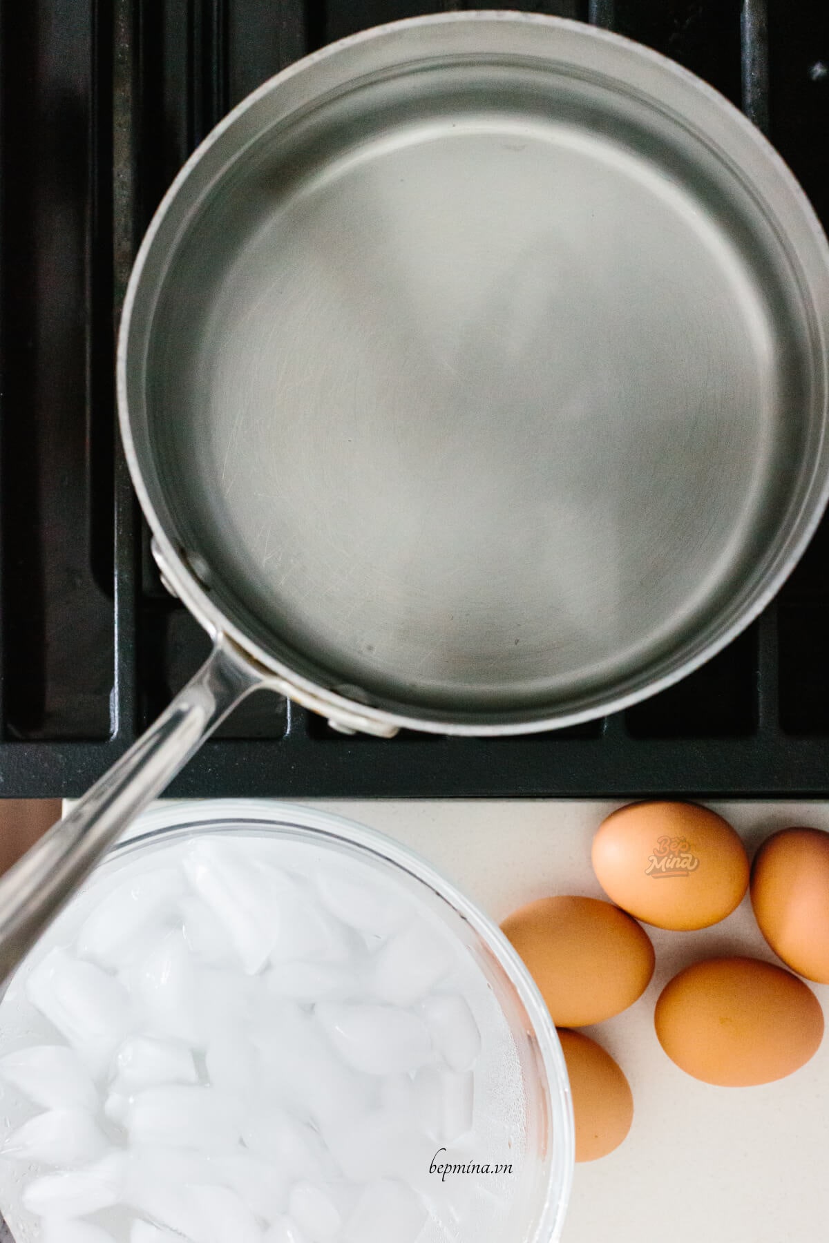 chuẩn bị luộc trứng