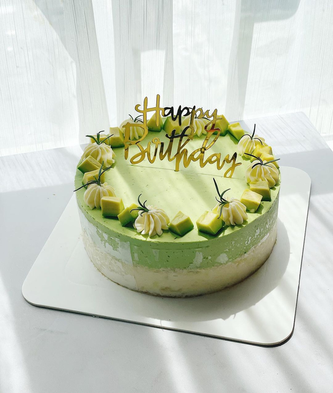 Bánh sinh nhật 2 màu trắng xanh trang trí những quả cầu đẹp mắt  Bánh  Thiên Thần  Chuyên nhận đặt bánh sinh nhật theo mẫu