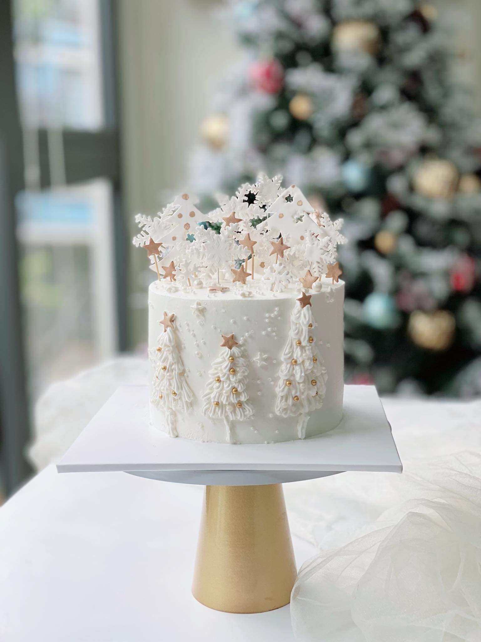 Bánh fondant giáng sinh màu trắng tuyết cùng cây thông noel và người tuyết  đẹp mắt - Bánh Thiên Thần : Chuyên nhận đặt bánh sinh nhật theo mẫu