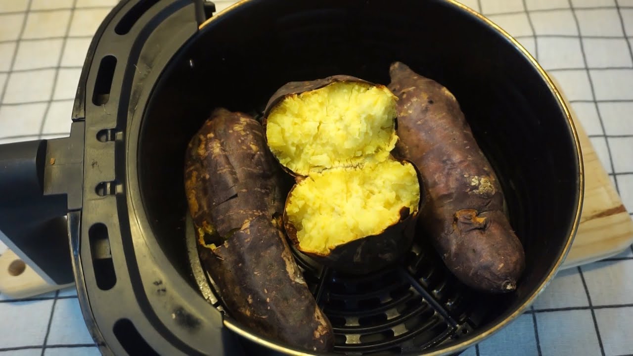 Nướng khoai tây trong chảo chống dính.