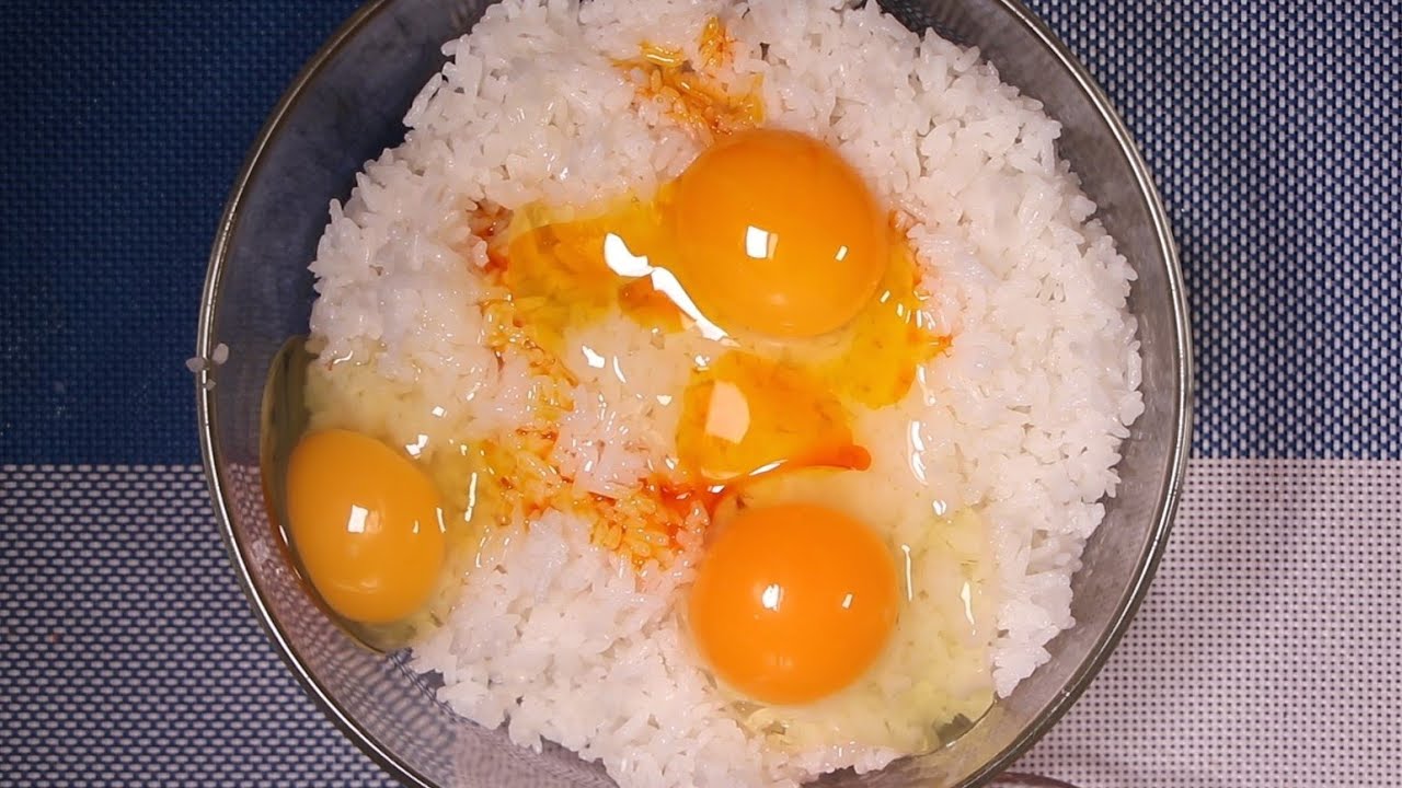 trộn cơm với trứng gà