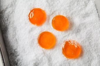 3 Cách làm trứng muối nhanh, Trứng tròn xoe màu đẹp