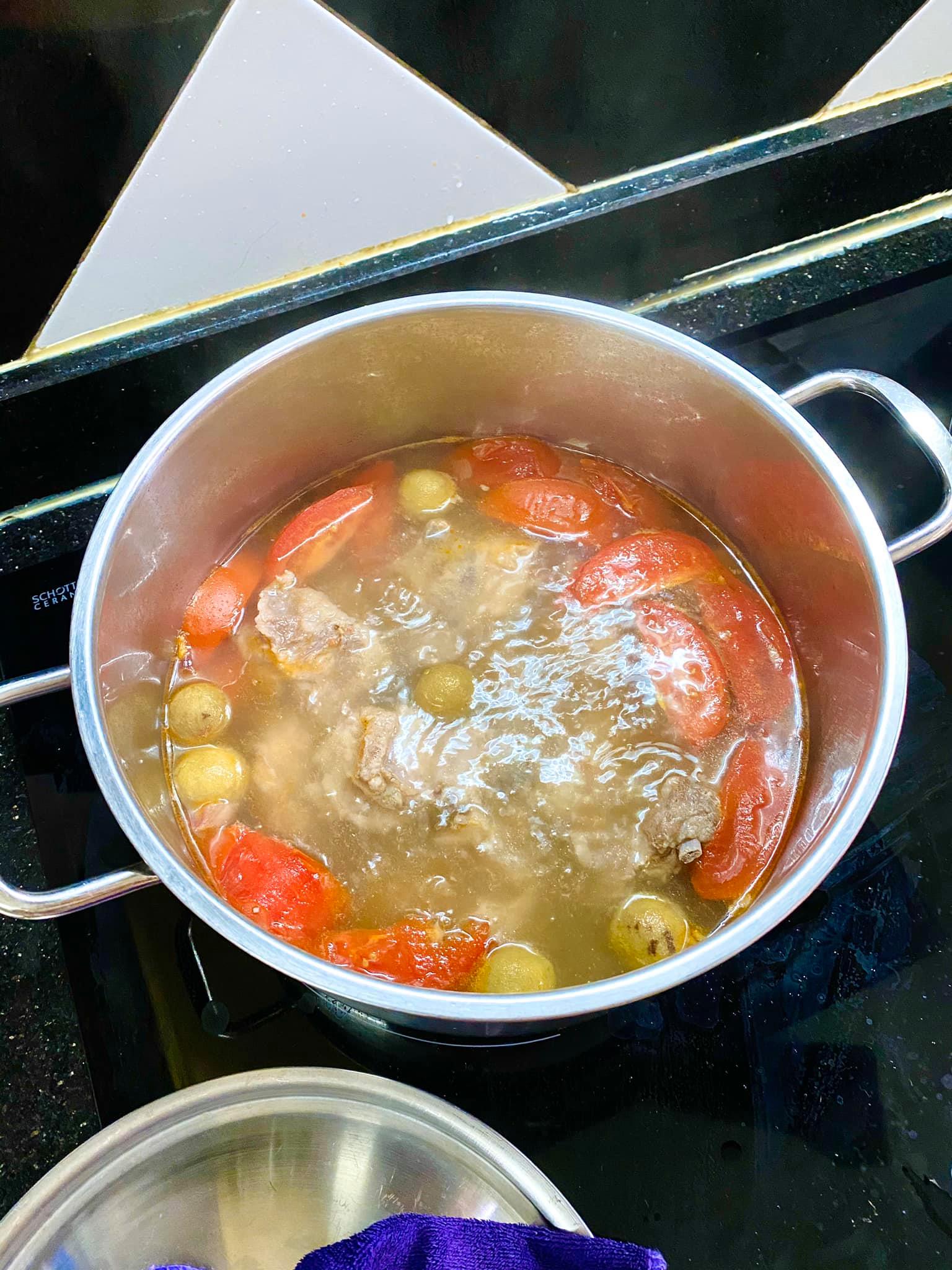 nấu nước dùng bún sườn chua