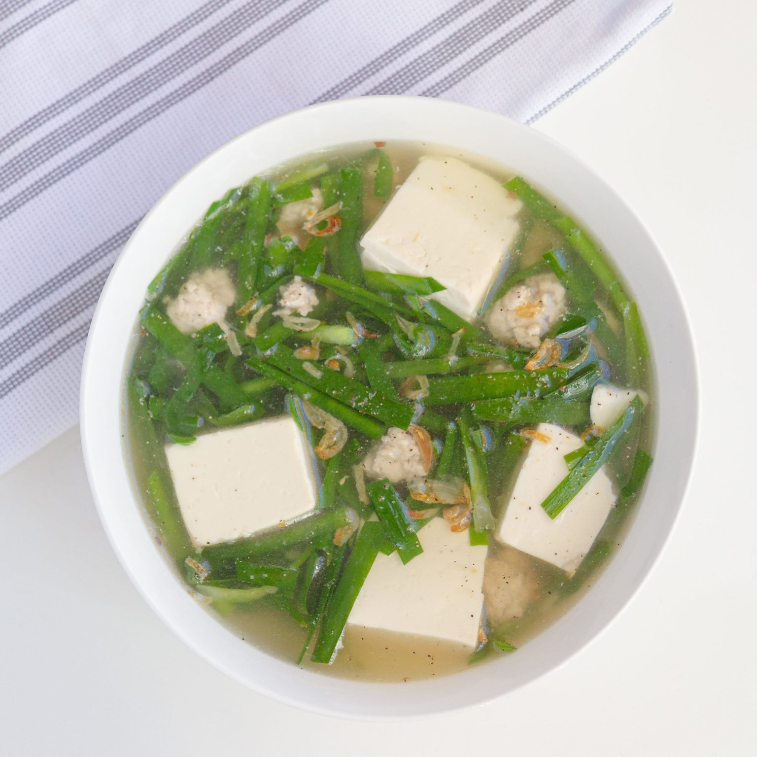 Cách Nấu Canh Hẹ Đậu Hũ Ngon Ngọt Thanh Mát Dễ Ăn