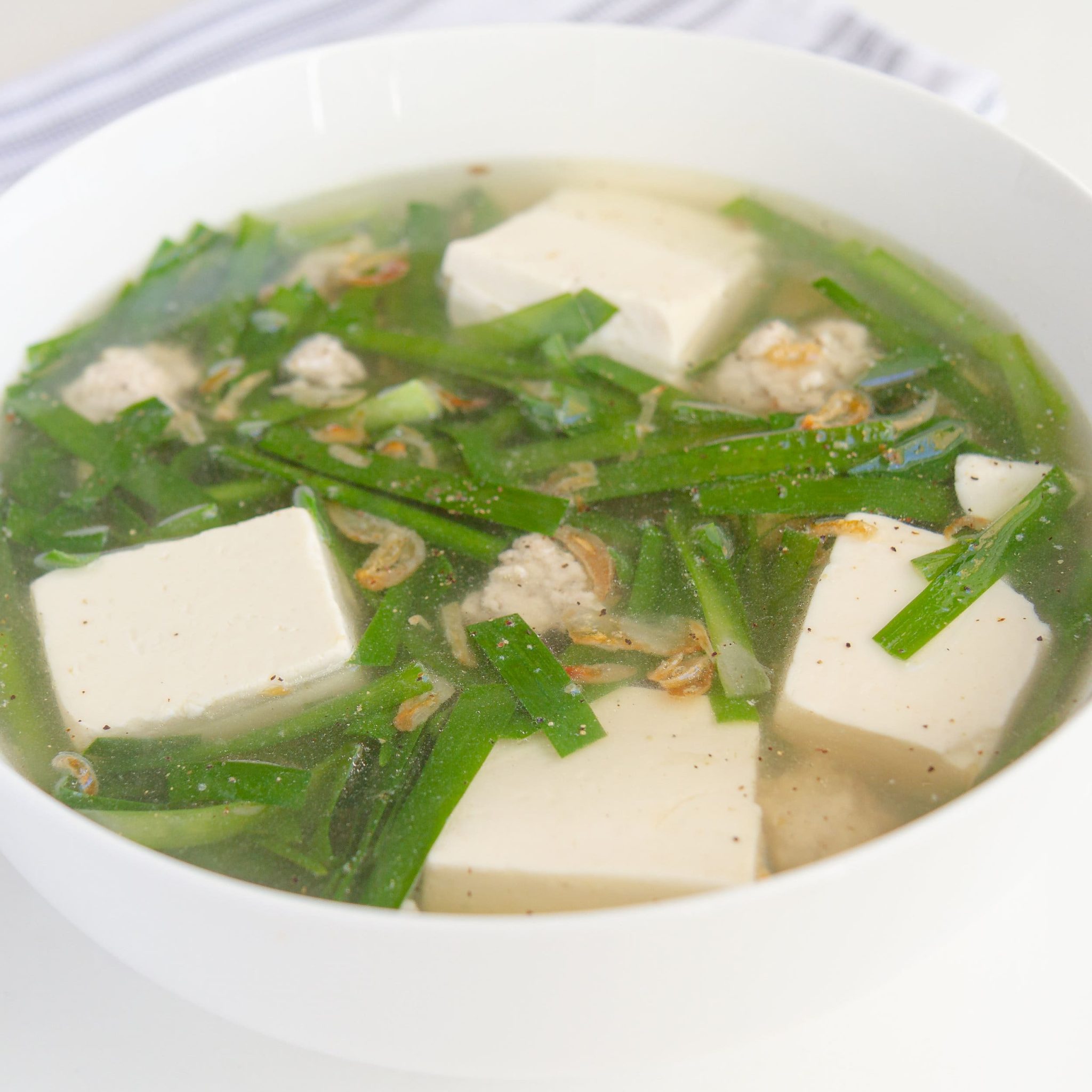 Cách Nấu Canh Hẹ Đậu Hũ Ngon Ngọt Thanh Mát Dễ Ăn