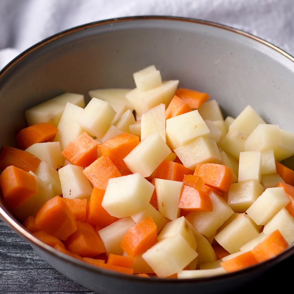 sơ chế khoai tây cà rốt