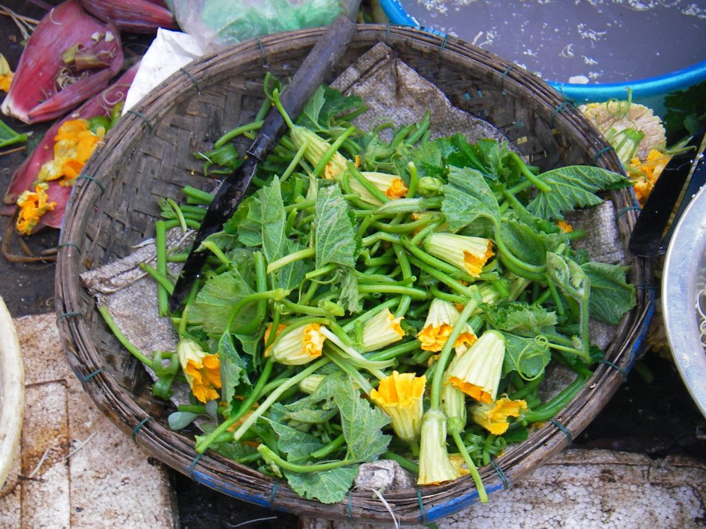 Cách Làm Rau Bí Xào Tỏi Xanh Giòn Và Cách Nhặt Rau Bí