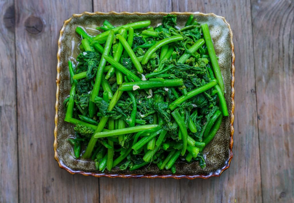 Cách Làm Rau Bí Xào Tỏi Xanh Giòn Và Cách Nhặt Rau Bí