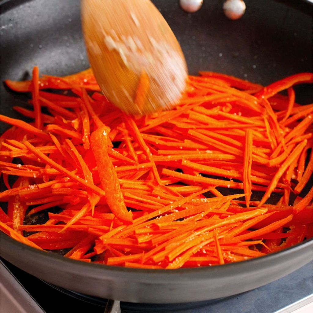 xào cà rốt ớt chuông