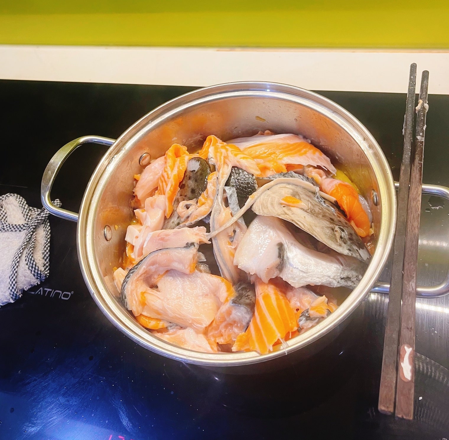 nấu món canh chua đầu cá hồi